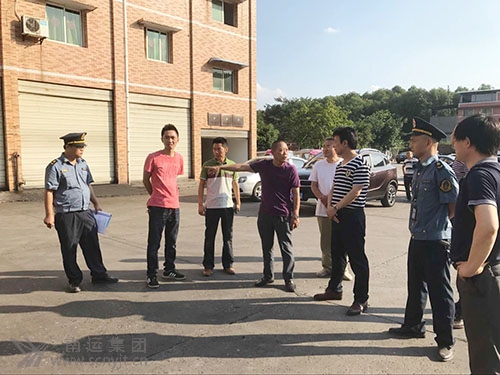 市交通運(yùn)輸局副局長蒲五才(右三)在現(xiàn)場檢查1.jpg